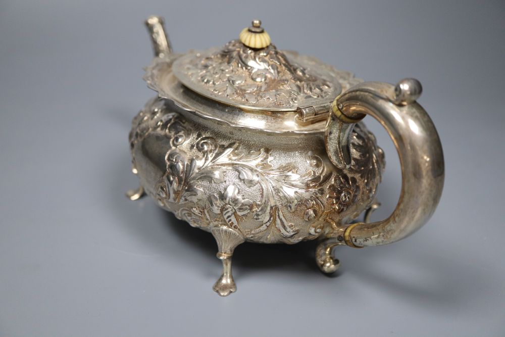 A matched late Victorian 3-piece silver tea set, London, 1897(2) and Birmingham, 1893, gross 20.5oz.